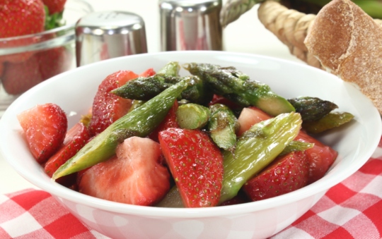 Lauwarmer Spargel-Erdbeer-Salat