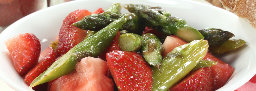 Lauwarmer Spargel-Erdbeer-Salat